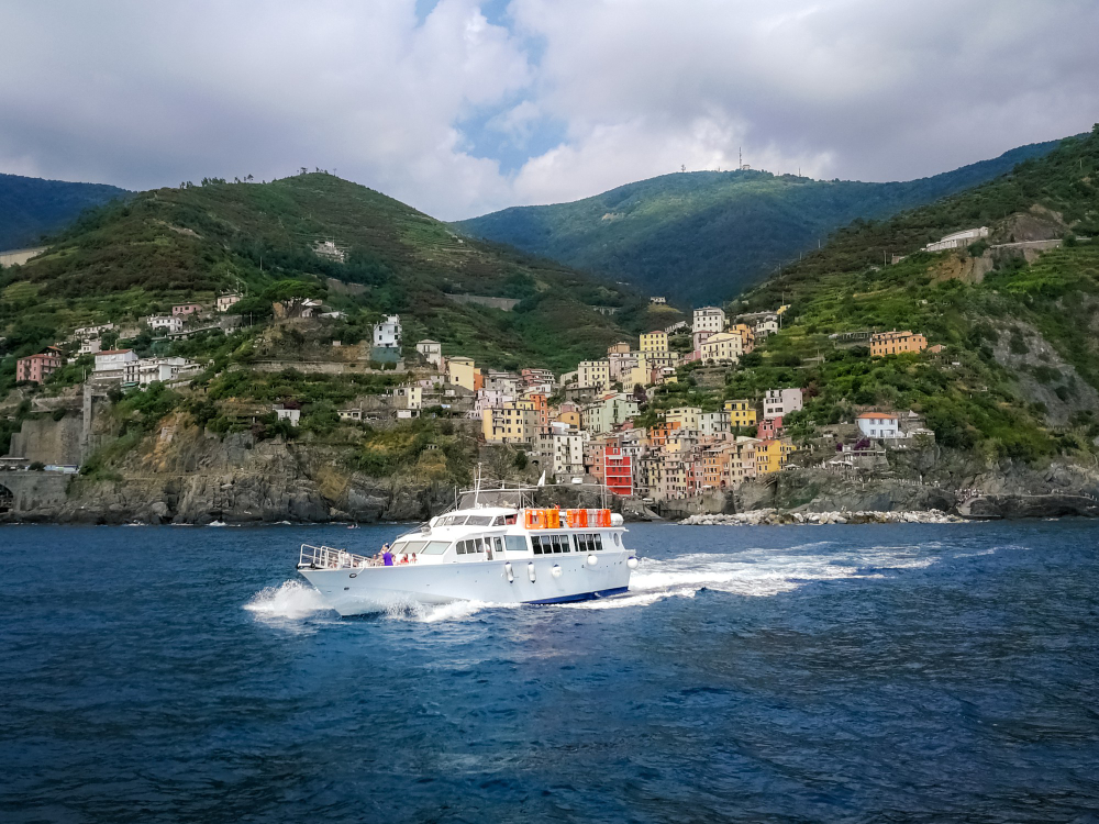 Capitán experimentado navegando en aguas cristalinas de Mallorca